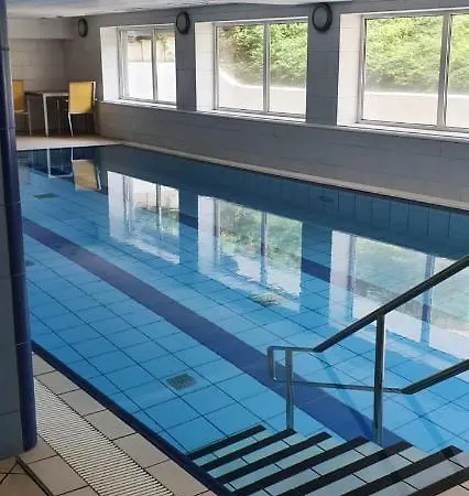Mit Seeblick Und Schwimmbadnutzung In *