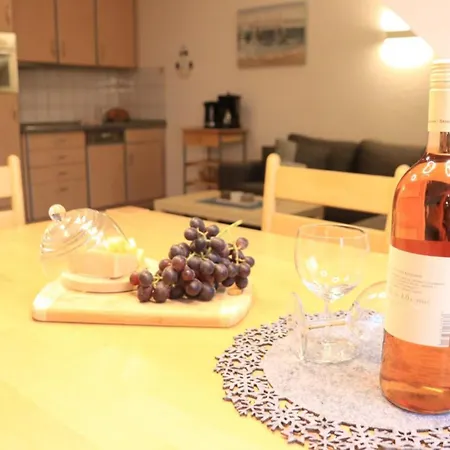 Mit Seeblick Und Schwimmbadnutzung In