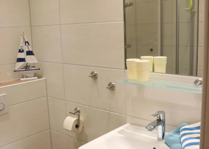 Mit Seeblick Und Schwimmbadnutzung In Куксхафен